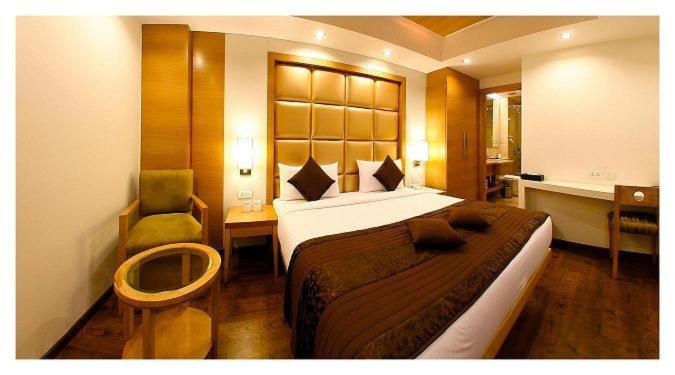 اتاق کلاب, Almondz