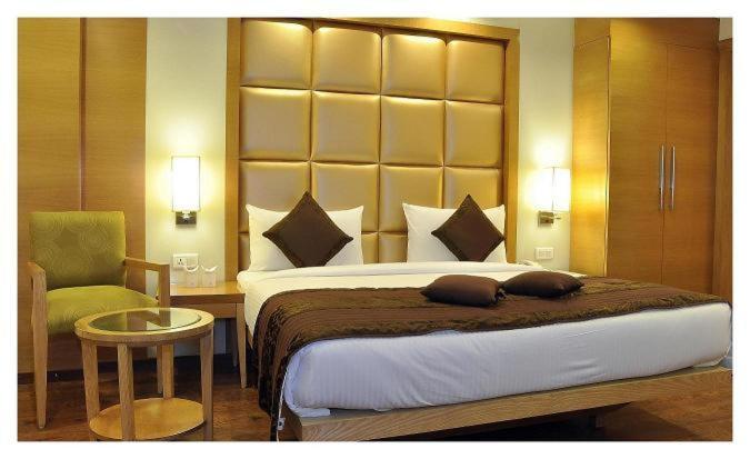 اتاق کلاب, Almondz