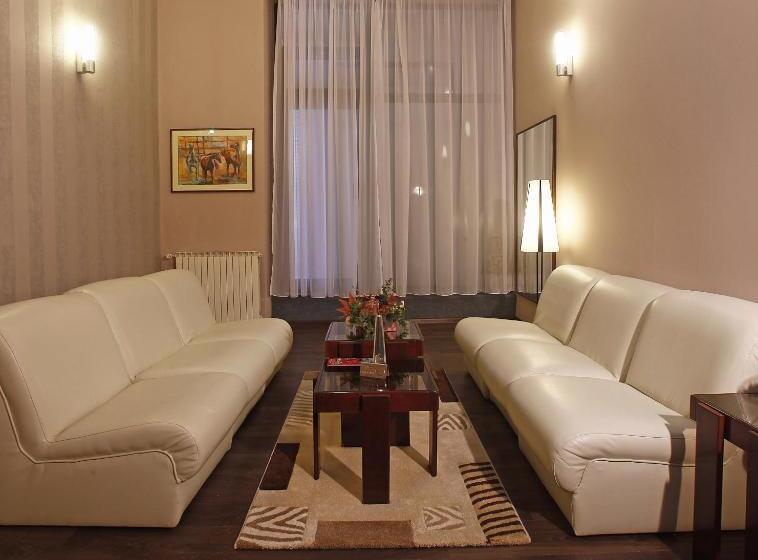 اتاق استاندارد سه نفره, Centar