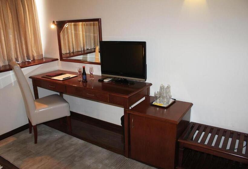 اتاق استاندارد سه نفره, Centar