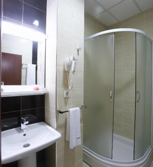 اتاق استاندارد سه نفره, Centar