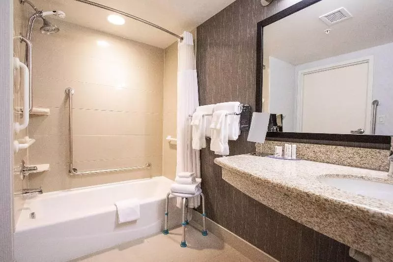 キングサイズベッドのスタンダードルーム, Courtyard By Marriott Kingston Highway 401