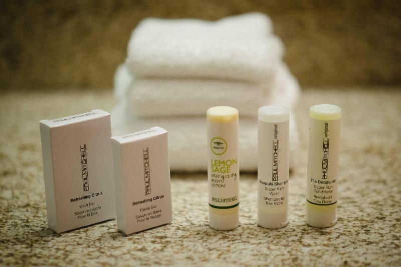 스탠다드 룸 킹사이즈 침대, Courtyard By Marriott Kingston Highway 401