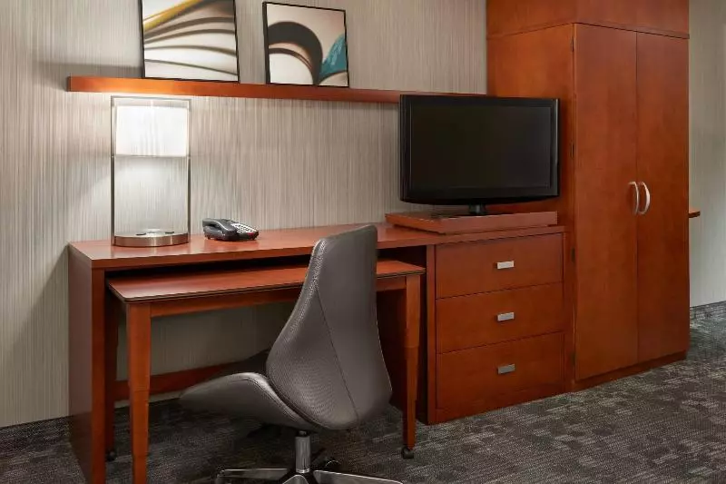 キングサイズベッドのスタンダードルーム, Courtyard By Marriott Kingston Highway 401