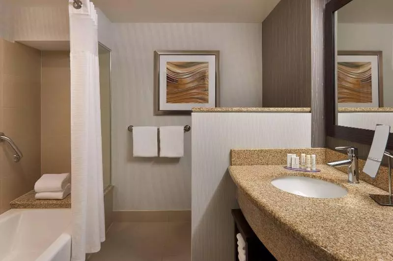 キングサイズベッドのスタンダードルーム, Courtyard By Marriott Kingston Highway 401