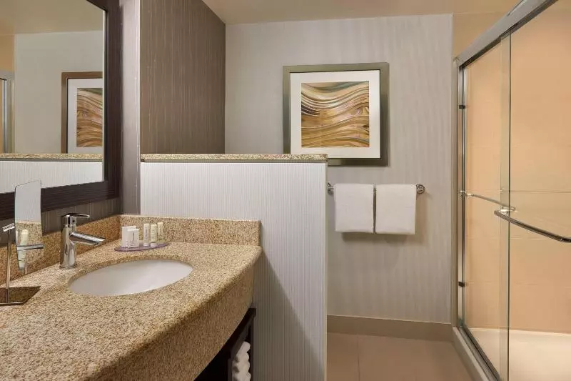 キングサイズベッドのスタンダードルーム, Courtyard By Marriott Kingston Highway 401