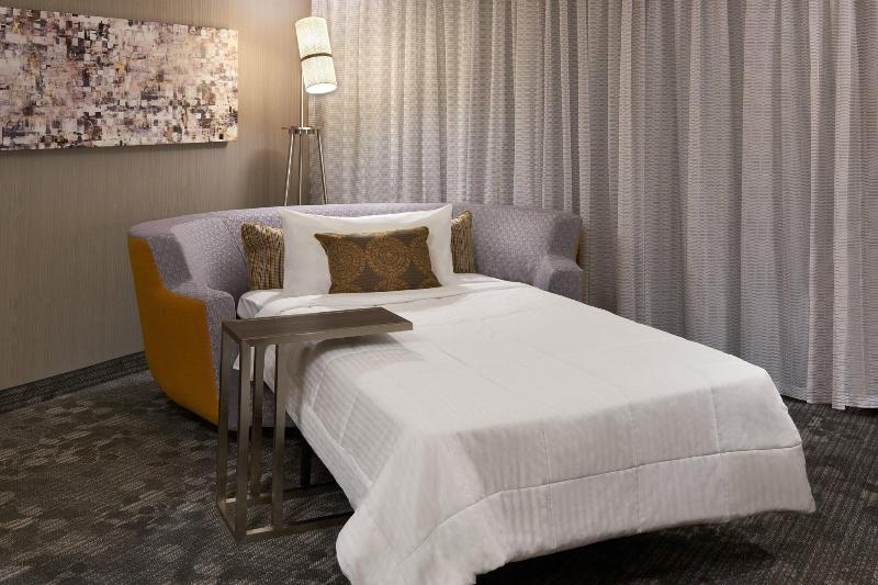 스탠다드 룸 킹사이즈 침대, Courtyard By Marriott Kingston Highway 401