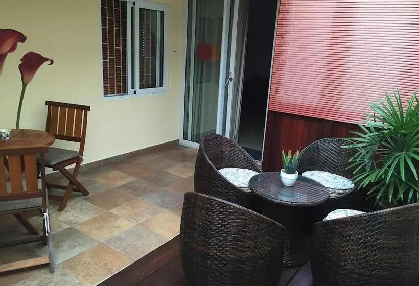 اتاق اجرایی با تخت بزرگ, La Pointe Villas