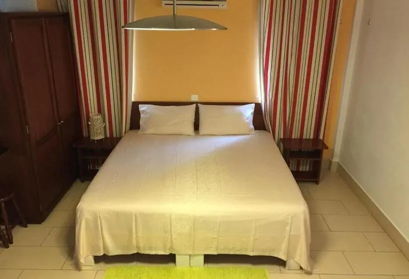 اتاق اجرایی با تخت بزرگ, La Pointe Villas