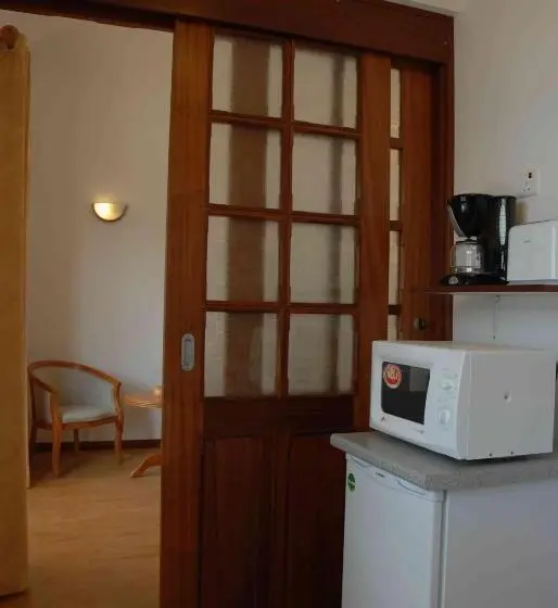 آپارتمان یک خوابه با دری مشترک که هال را جدا می کند., La Pointe Villas
