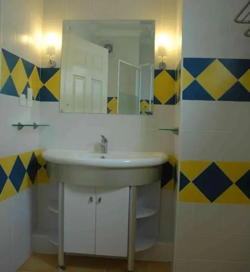 آپارتمان یک خوابه با دری مشترک که هال را جدا می کند., La Pointe Villas