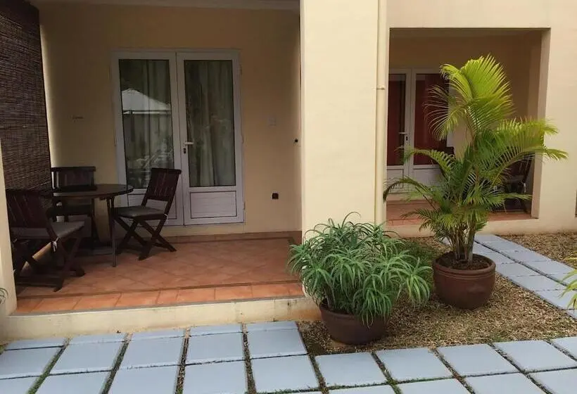 آپارتمان یک خوابه با دری مشترک که هال را جدا می کند., La Pointe Villas