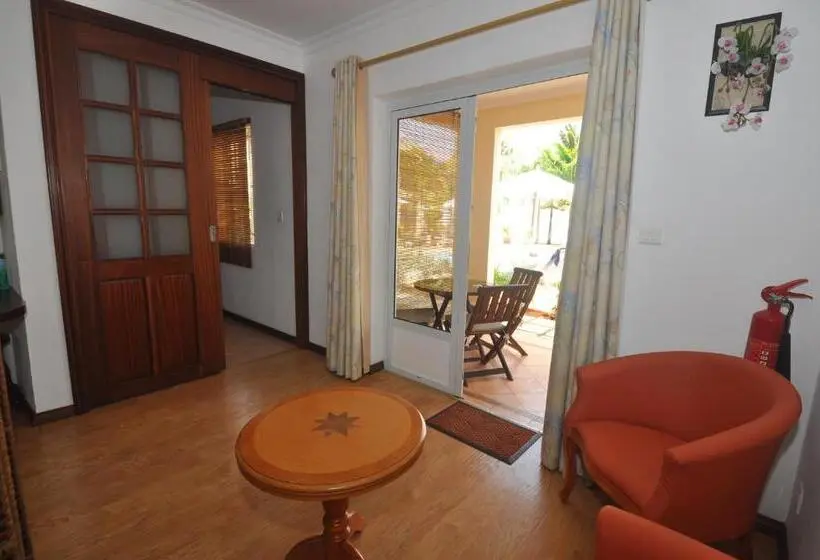 آپارتمان یک خوابه با دری مشترک که هال را جدا می کند., La Pointe Villas
