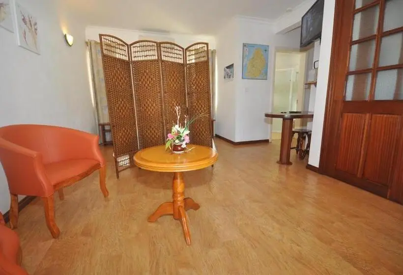آپارتمان یک خوابه با دری مشترک که هال را جدا می کند., La Pointe Villas