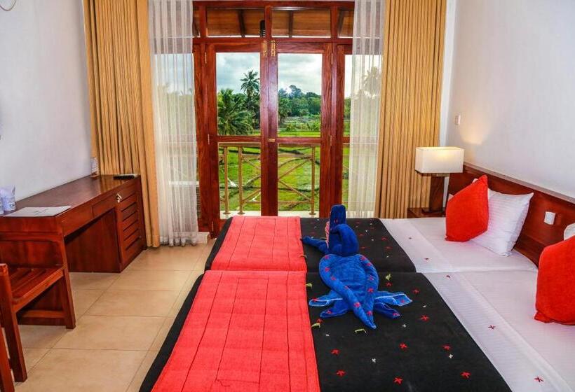 اتاق لوکس, Pelwehera Village Resort