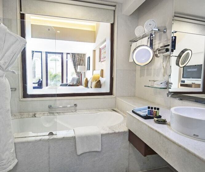 سوییت, Radisson Blu Udaipur Palace Resort & Spa