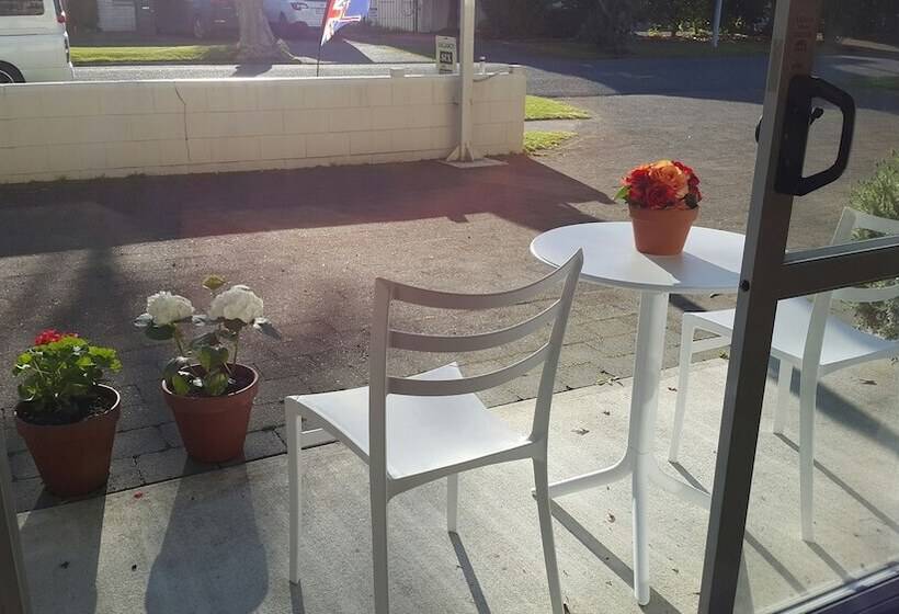 스탠다드 스튜디오, Six On Union Motel