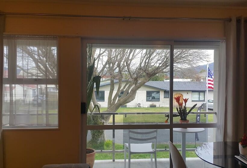 스탠다드 스튜디오, Six On Union Motel