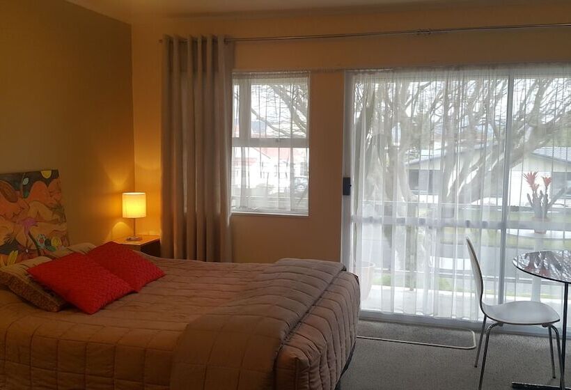 스탠다드 스튜디오, Six On Union Motel