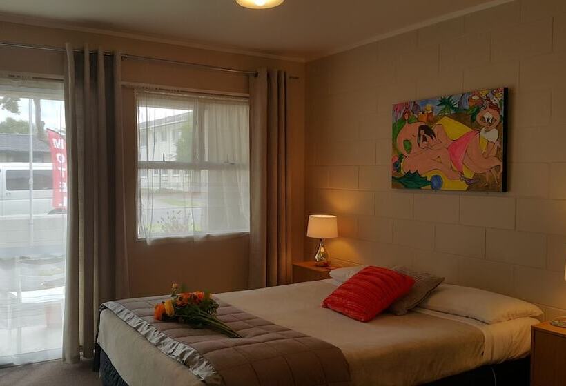 스탠다드 스튜디오, Six On Union Motel