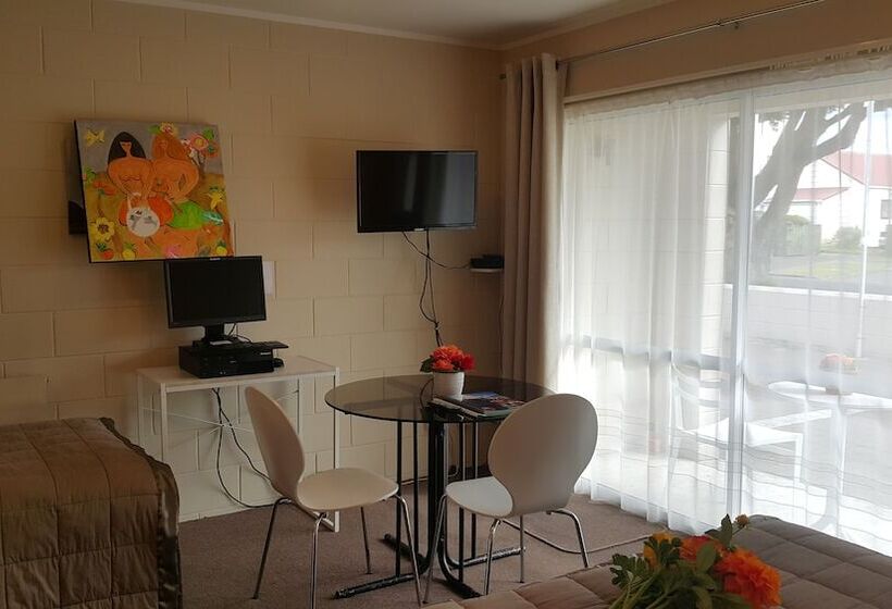 스탠다드 스튜디오, Six On Union Motel