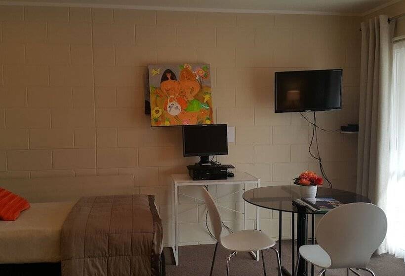 스탠다드 스튜디오, Six On Union Motel