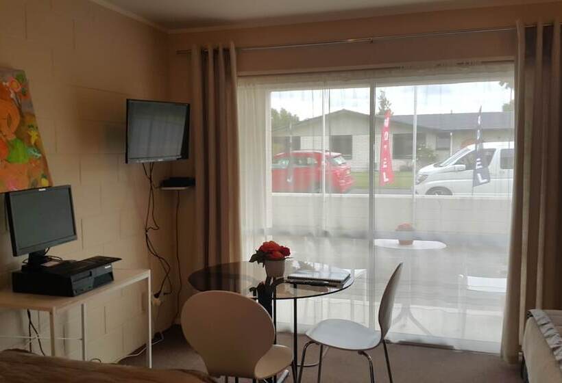 스탠다드 스튜디오, Six On Union Motel