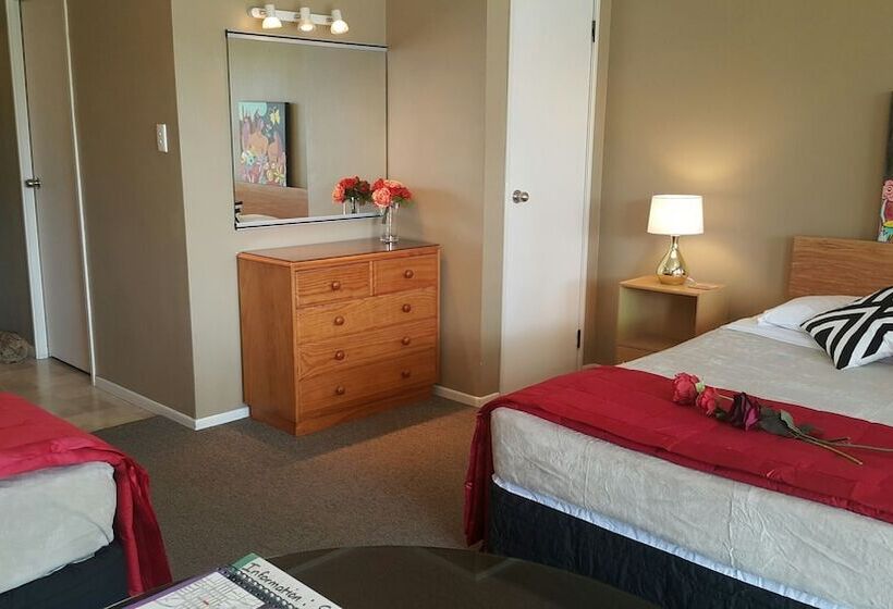 스탠다드 스튜디오, Six On Union Motel