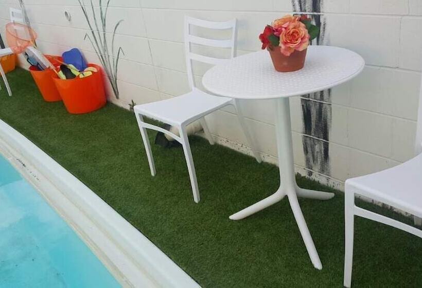 스탠다드 스튜디오, Six On Union Motel