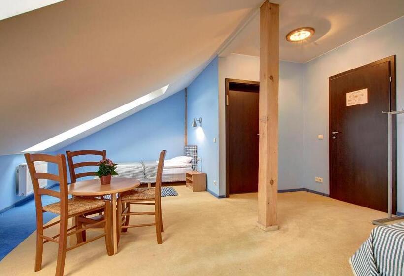 اتاق راحتی سه تخته, Aero