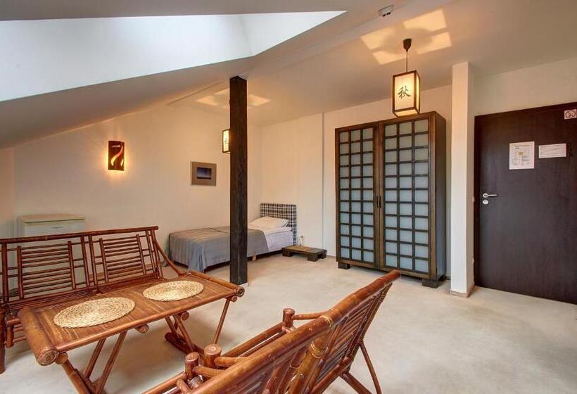 اتاق سوپریور سه تخته, Aero