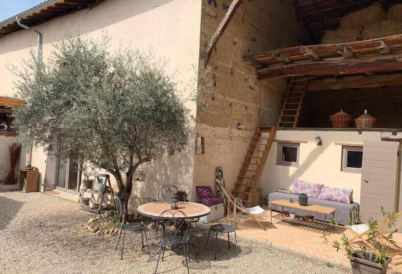 חדר לארבעה סטנדרטי עם נוף לגינה, La Grange De La Batone   Bed And Breakfast