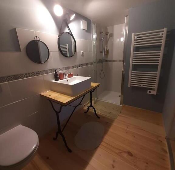 חדר לארבעה סטנדרטי עם נוף לגינה, La Grange De La Batone   Bed And Breakfast