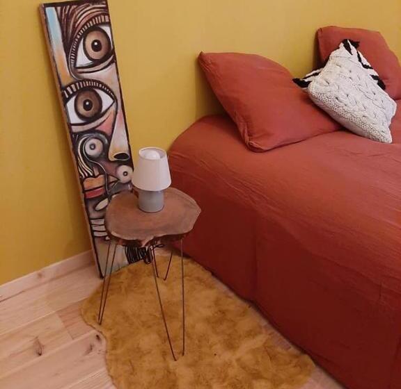 חדר לארבעה סטנדרטי עם נוף לגינה, La Grange De La Batone   Bed And Breakfast