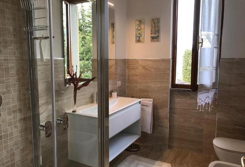 اتاق استاندارد, La Ghirlanda B&b