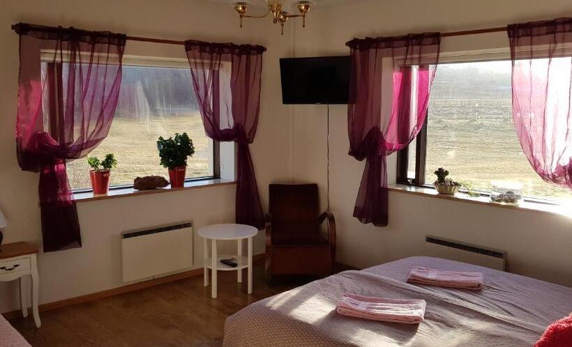 اتاق ساده سه نفره, Mjóanes Accommodation