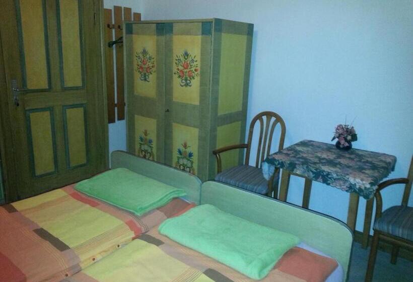 패밀리 룸, Rottl Sepp Renoth Karoline