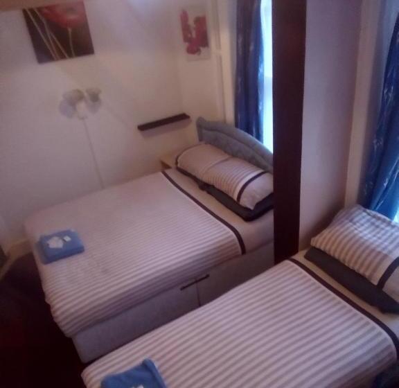 غرفة قياسية ثلاثية, Myroomz Golden Strand