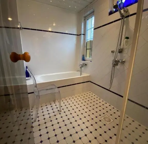 اتاق اکونومی, Room In Villa Emilia