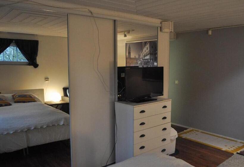 חדר אקונומי, Room In Villa Emilia