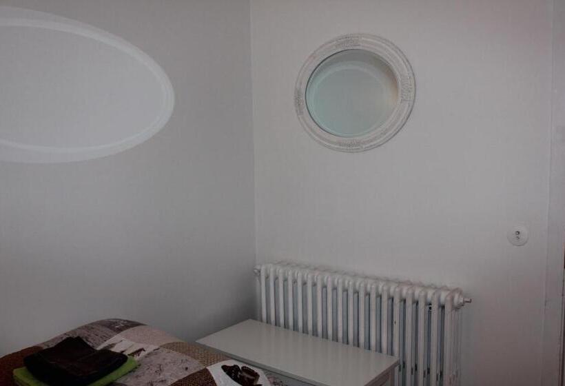 اتاق استاندارد با چشم‌انداز باغ, Kriukot