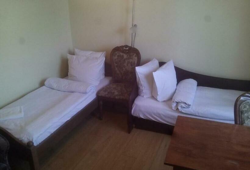 اتاق استاندارد سه نفره, Sveciu Namai Avada