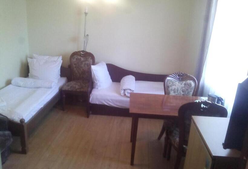 اتاق استاندارد سه نفره, Sveciu Namai Avada