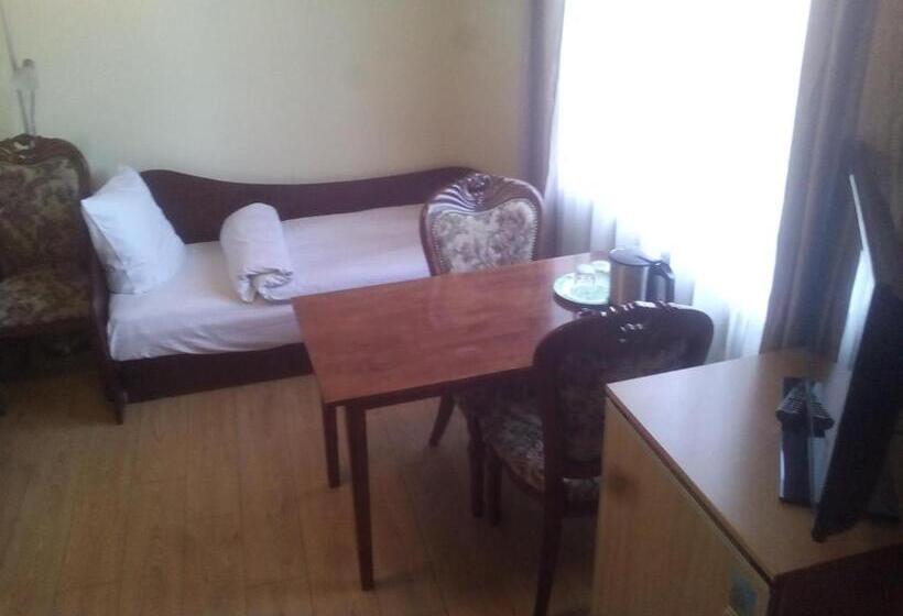 اتاق استاندارد سه نفره, Sveciu Namai Avada