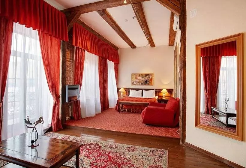 اتاق لوکس, Alexander House