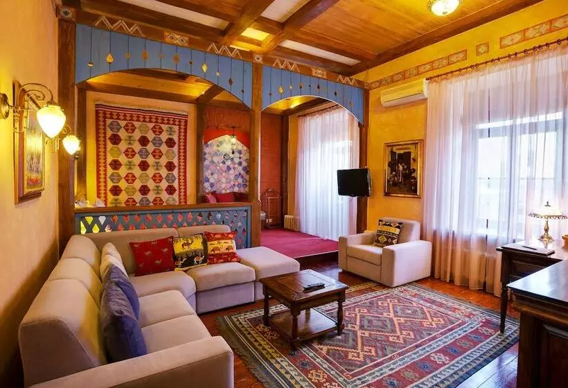 اتاق لوکس, Alexander House