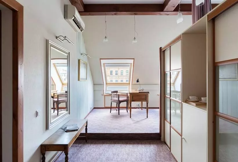 اتاق لوکس, Alexander House