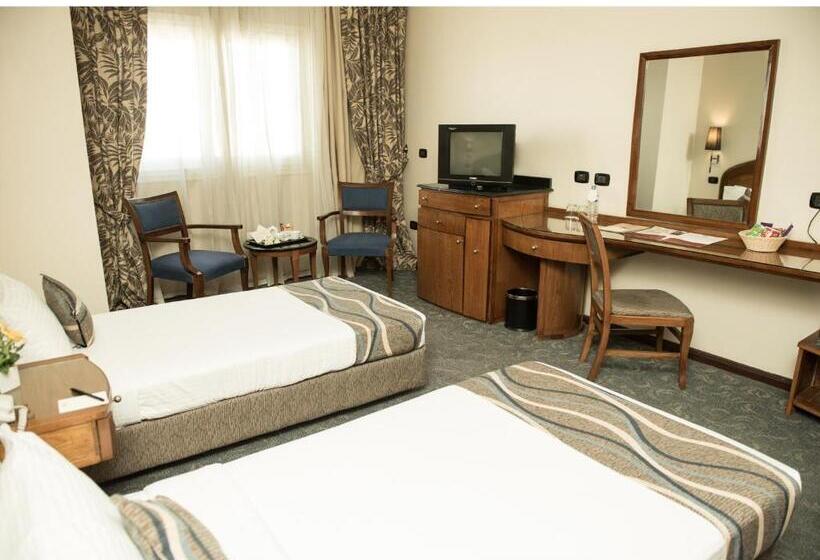 اتاق لوکس با چشمانداز شهر, Cherry Maryski