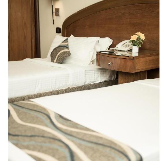 اتاق لوکس با چشمانداز شهر, Cherry Maryski