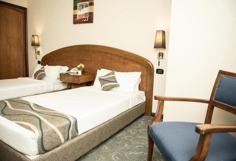 اتاق لوکس با چشمانداز شهر, Cherry Maryski